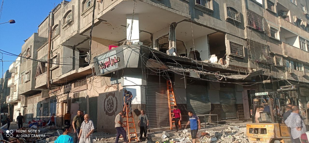 من آثار الدمار الذي خلفه قصف الاحتلال لشقة سكنية في الفالوجا شمال قطاع غزة
